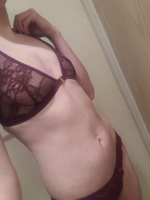 pettankos:I’ve never had a set of matching lingerie before I’m feeling really good! 