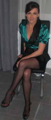 Hotminiskirts:  User Submitted Picture Of A Beautiful Mature Lady In Black Mini Skirt