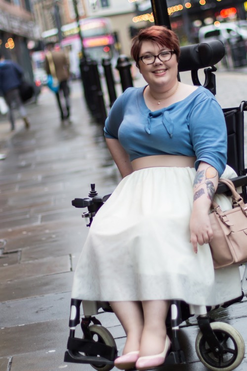 ok2befat:Wheelingalong24 is a plus size wheelchair fashion blog.