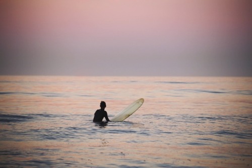 summersenstations: Something about surfing before the sun rises is so beautiful to me. This fall I j