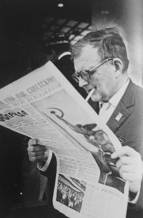 composersdoingnormalshit:Dmitri Shostakovich having a cig while reading the paper.