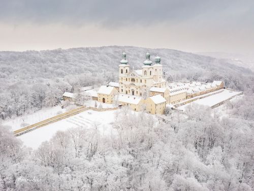 galeriakrakow: Ciap-DronTo nie pałac Królowej Śniegu, tylko  Krakowskie Bielany i Klaszt