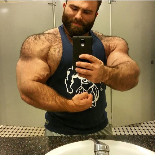 muscleschubsnbears:  He just really needs to never shave.  -Frank Mannarino