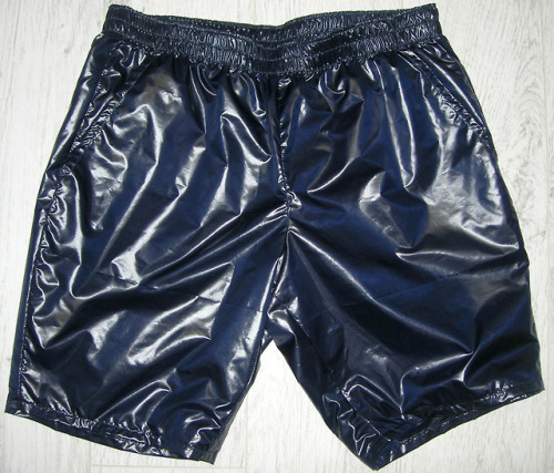 Shipping navy dark blue extrashiny R@ZZ shorts to a regular customer in Norway.Elastic waist, two co