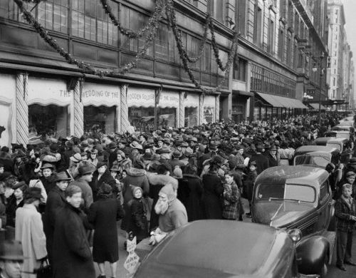 vintageeveryday: Christmas time – stunning vintage photos show Christmas shopping in New York 