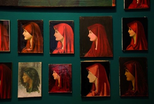 hifas: Fabiola by Francis Alÿs Fabiola is an installation of over 300 painted copies and reproductions of fourth century Saint-Fabiola, collected by Francis Alÿs from flea markets and antique shops throughout Europe and America in the last 20 years.