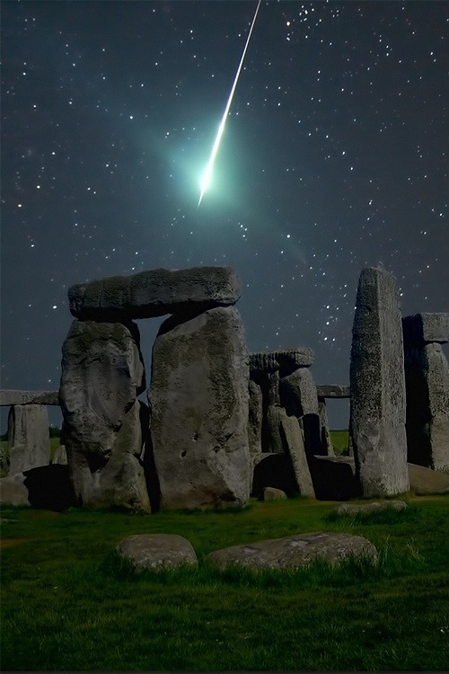 bluepueblo:  Meteor Over Stonehedge, England photo via wendy 