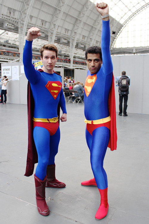 lowblow2myspeedo: Hot superman cosplay- love his sexy thighs and bulge