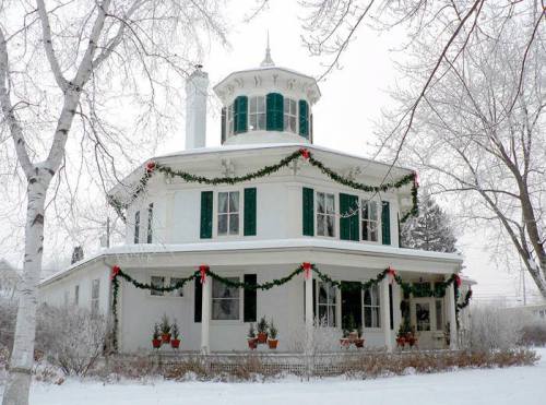 steampunktendencies: Snowy Victorian Houses (Part 2) (Part 1) [ Twitter | Instagram | Facebook | Goo