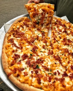 everybody-loves-to-eat: Bacon Mac &amp; Cheese Pizza 📷:  5boroughfoodie   