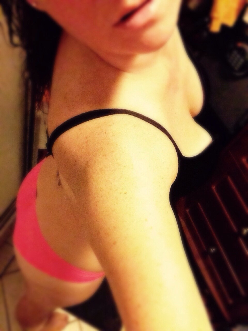suzanne4u:  So many new followers! 9600! Wanted to show you some sexy love💋