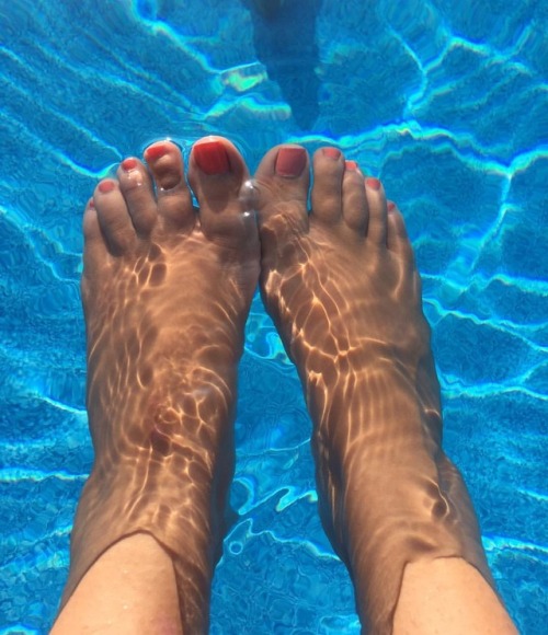 Great day by the pool #feetporn #footfetishnation #footfetishgroup #footfetishcommunity #footfetish