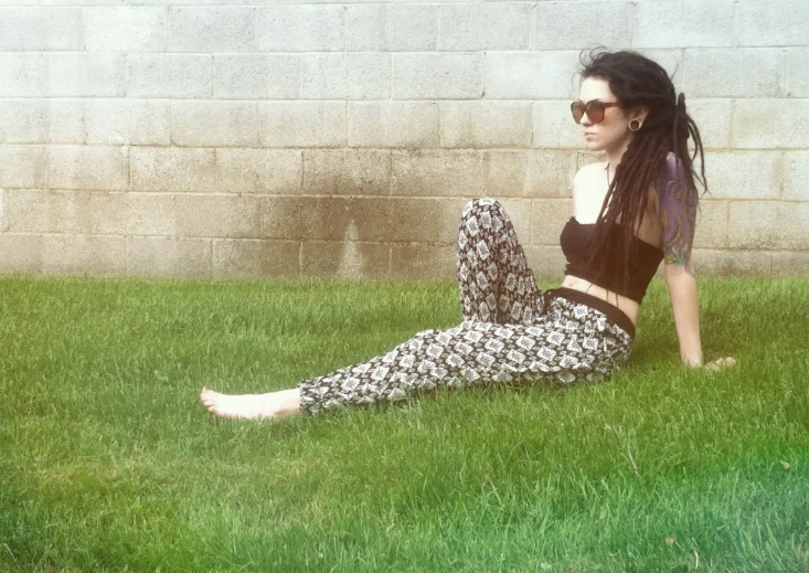lunar-lotus:  Sat outside and had a lil’ picnic with a friend and Kaimen and soaked