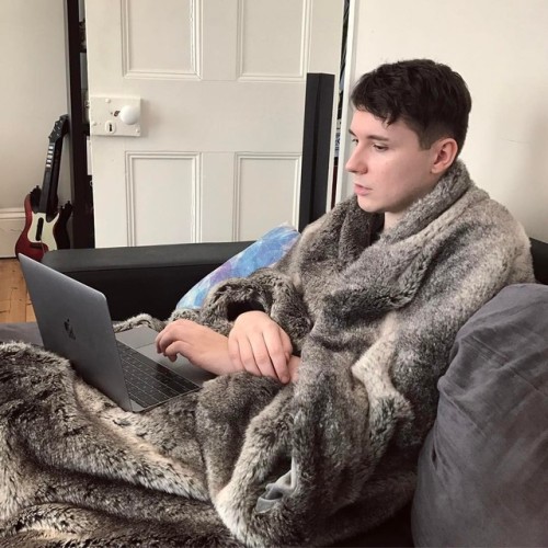 danisnotonfire: there i was sat feeling all cozy under my furry blanket and phil says ‘you loo