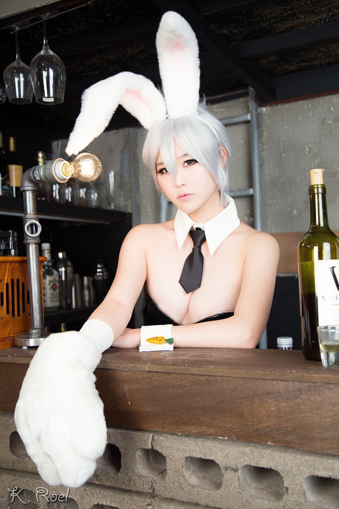 league-of-legends-sexy-girls:  Riven Cosplay