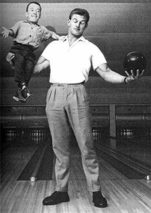 David Prowse (Darth Vader) holding up Kenny Baker (R2D2).