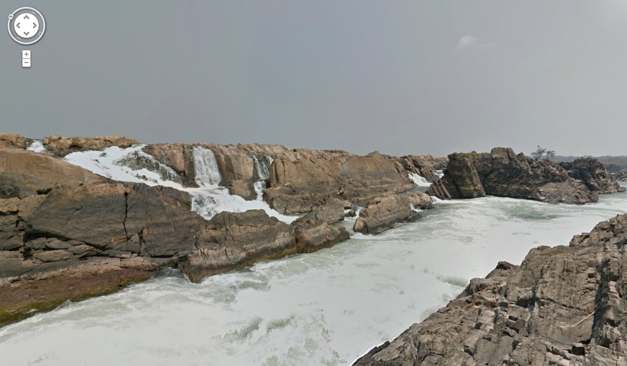 oessa:  Sopheakmit waterfall on the border between Cambodia and Laos 13.951136,105.887349