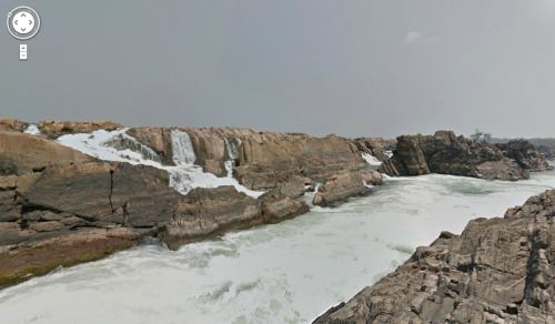 oessa:  Sopheakmit waterfall on the border between Cambodia and Laos 13.951136,105.887349 