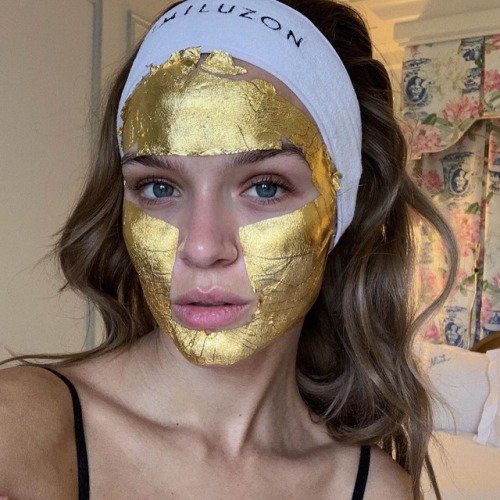 The stunningly beautiful @josephineskriver getting ready for Oscars with 24K Pure Gold Mask #glowbym