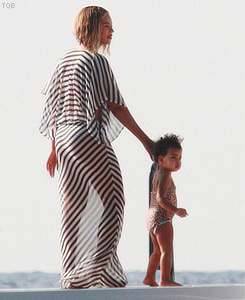 thequeenbey:  The Carter Family celebrate Beyoncé’s birhday in Italy. 