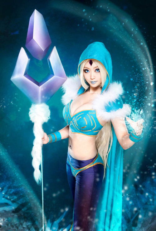 pride-n-passion:  Dota 2 Fire and Ice Cosplay | Lina and Crystal Maiden 2p.com/3421492_1/Dota