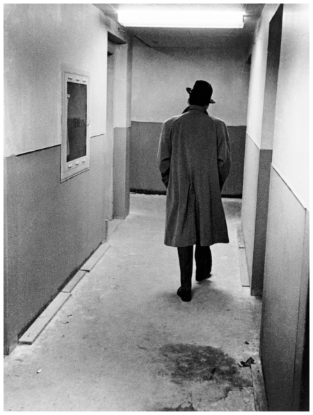 themaninthegreenshirt:Frank Sinatra strolls down the hallway of an LA recording studio [1961] by Phi
