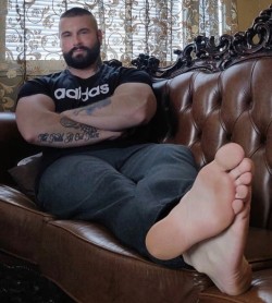 gomannie:Big beefy feet