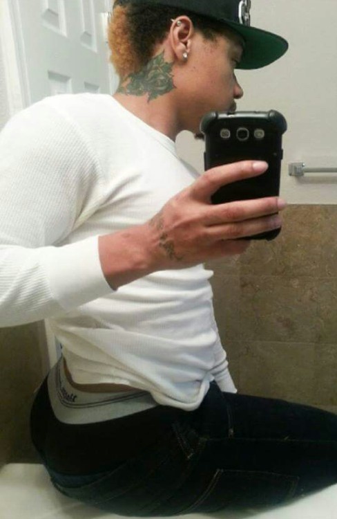 blkfreedom:  goodbussy:  I wanna lay on the floor and let him do his squats over my face. lolz  Luv this pic cause u can see the booty with clothes on…the pic outside and in the kitchen is hot. U can tell he got a serious s donk!