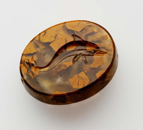 historyarchaeologyartefacts: Scaraboid gem with a dolphin, Greek classical period 450–400 BCE[