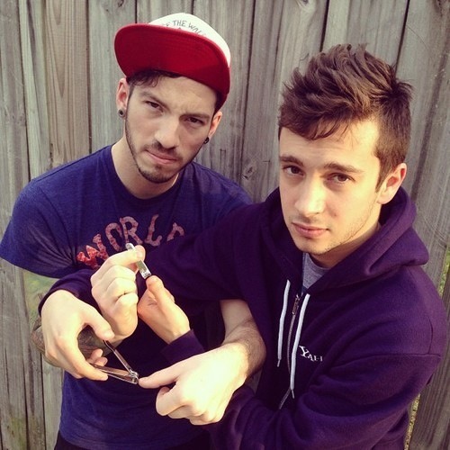 doublebubblehowell:Josh Dun and Tyler Josephmaking it hard to have #friendshipgoals since forever