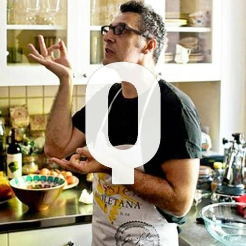 @qooqer@Regrann from @qooqer - #ellossonqooqer John Turturro en su cocina preparando sus “es