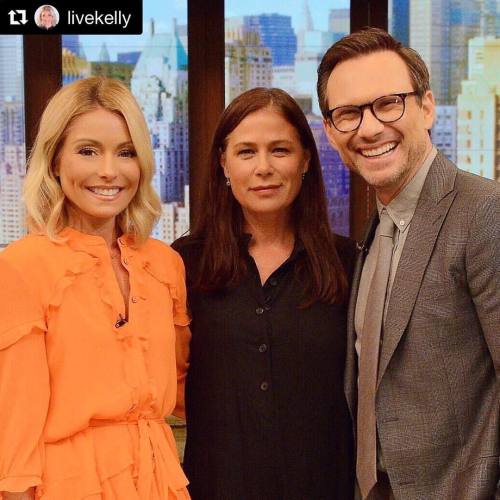 Photo by @livekelly“Tune in now for #TheAffair’s #MauraTierney with Kelly and @realchr