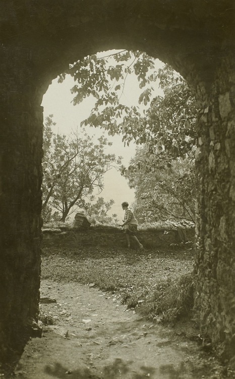 dame-de-pique:Walter Möbius -Frauenstein (Erzgebirge). Burgruine. Blick durch einen Torbogen, 1929