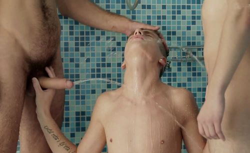 a-gpeter-love:ariesgreen:  Want to come over and try my new spa shower, it has multiple shower heads.  Mmmhh Pisse