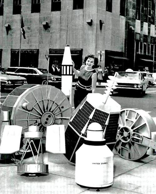randomitemdrop: danismm: SPACE AGE 1962  Item: a bunch of used satellites put out on the curb for the trash man  