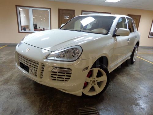 no-roses-on-sailors-graves:  twixcat:  Porsche Cayenne  Awwww baby
