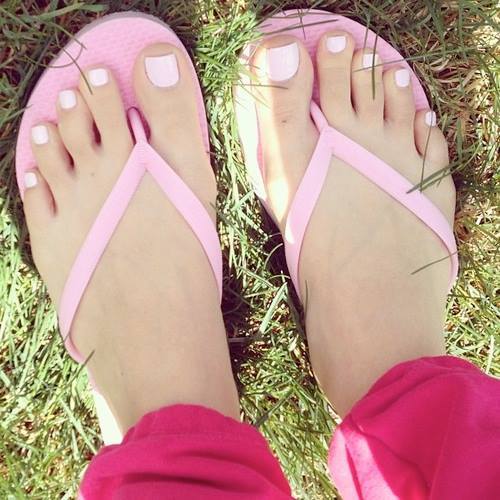 Pretty in pink basic flip flop sandals.