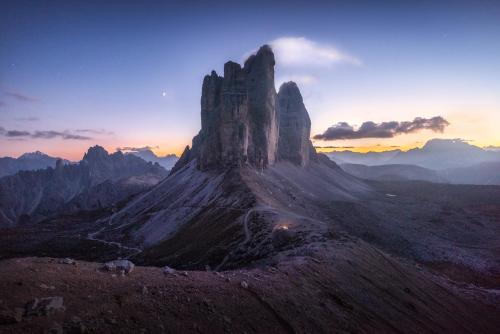 Blue hour at Tre Cime di Lavaredo, Dolomites, Italy [OC] [1920x1282] IG: @philipslotte via /r/EarthP