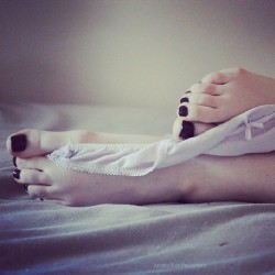 footfetishlux:  #feet #toes #legs #футфетиш