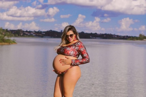 bellylove577: Incredibly beautiful curvy pregnant woman with a huge belly! Mmm god that is so hot bv