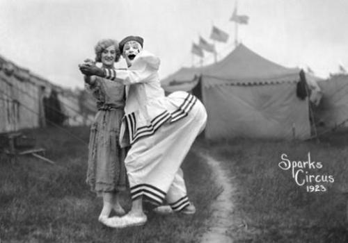 dandycapp:  IL CIRCO MACABRO (10 foto)  Dieci foto risalenti ai primi decenni del novecento, un circo senza animali ma con uomini fuori dal comune. A qualcuno potrebbe ricordare il celebre film “FREAKS” di Tod Browning.