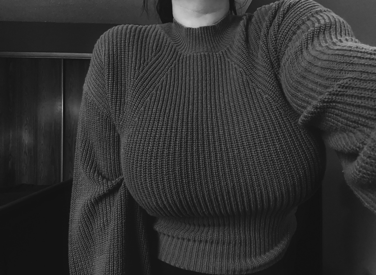 bumpintheroad:        🍂 i’m ready for it to be sweater weather 🍂