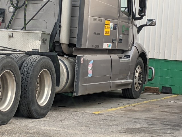 oso-de-cocina:oso-de-cocina:oso-de-cocina:50,000 notesYou guys sure do trans truck It’s back! And it has a tiny trans dragon on the side! 