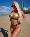 reiko84:Very sexy bimbo in a gold bikini
