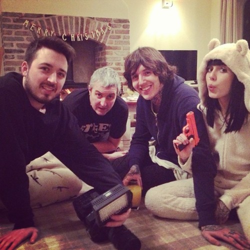 bmtlely: dropdeadclothing: A SYKES FAMILY CHRISTMAS AWE IM SCREAMING