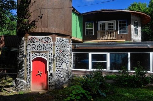 magicalandsomeweirdhometours: I’m always looking for new earthship houses, but there really ar