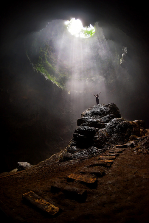 The heavenly light in Grubug Cave / Indonesia (by Andrew JK Tan).