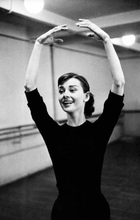 miss-vanilla: David Seymour - Audrey Hepburn during ballet rehearsal for the film “Funny Face&