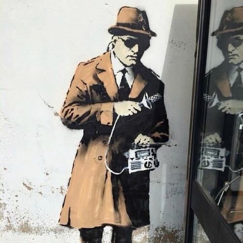 junkculture:  New Banksy Mural depicts government agents spying on a phone booth.  bit.ly/Kpy
