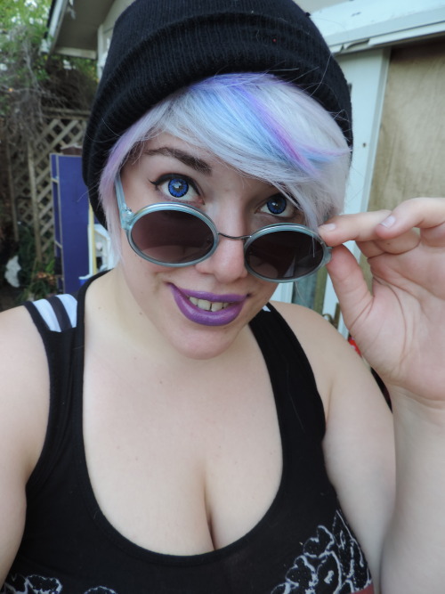 hypnomilk:I put on some purple lipstick today so I thought I’d show offmaybe put on some contacts an